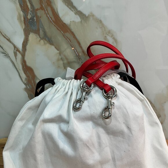 A true statement piece! This Marc Jacobs "The Heart" crossbody bag is vibrant, c - Picture 7 of 7